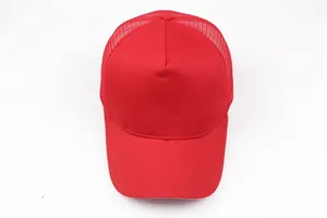 Vista detallada de la gorra trucker roja con malla transpirable y panel frontal de tela