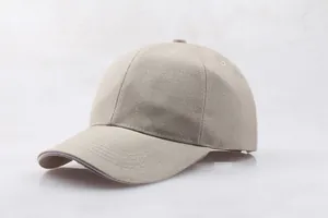 Detail der khakifarbenen Baumwoll-Baseballkappe mit 6-Panel-Design und Sandwich-Schirm