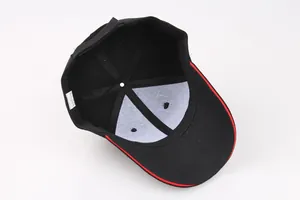 Dettaglio interno del cappellino con cuciture a sei pannelli ed etichetta di lavaggio