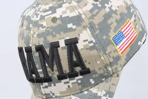 Détail de la casquette camouflage numérique avec broderie OBAMA et écusson drapeau US