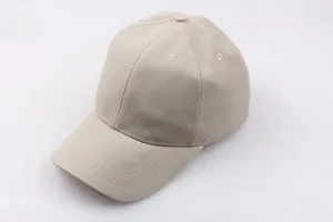 Draufsicht auf beigefarbene Baumwoll-Baseballkappe mit Sechs-Panel-Design und Steppnähten