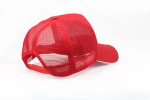 Vista trasera de gorra trucker roja con malla transpirable y cierre ajustable snapback