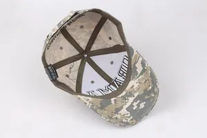 Détail d'une casquette camouflage avec broderies Obama et Commander in Chief à l'intérieur