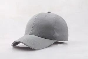Detailansicht einer grauen 6-Panel-Baseballkappe mit gebogenem Schirm und Baumwolltextur