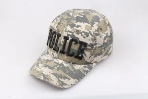 Vue détaillée de la broderie 3D POLICE sur une casquette de baseball camouflage