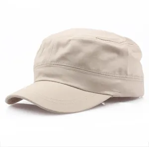 Klassische beige Armee-Kappe aus Baumwolle für Damen und Herren auf weißem Hintergrund