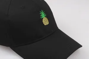 Casquette de baseball en coton noir avec broderie ananas détaillée et visière