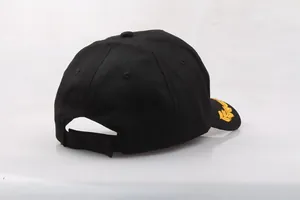 Rückansicht der schwarzen Baumwollkappe mit goldener Stickerei und Klettverschluss