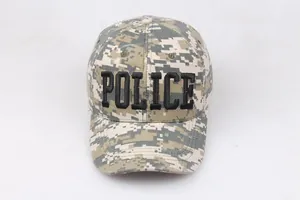 Gros plan d'une casquette camouflage numérique avec broderie POLICE noire sur le devant
