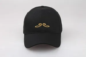 Détail de la broderie dorée Sun Wukong sur casquette de baseball en coton noir