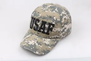 Détail d'une casquette de baseball camouflage numérique avec broderie USAF 3D