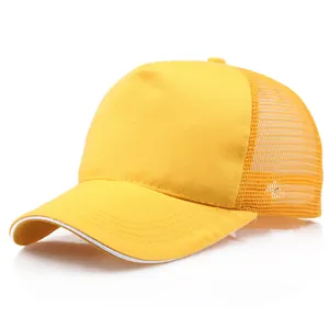 Gorra trucker amarilla clásica con rejilla trasera y detalle de visera tipo sándwich