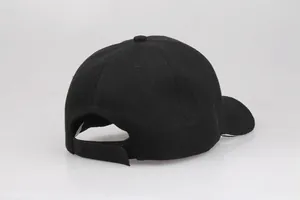 Vista posteriore cappello da baseball nero con cinturino velcro e bordo bianco