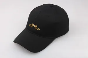 Détail de casquette de baseball noire avec broderie dorée et visière courbée en coton