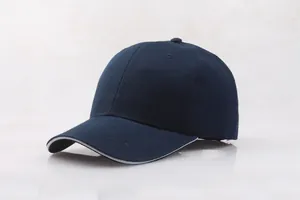 Detailansicht der dunkelblauen Basecap mit sechs Panels und weißer Paspel am Schirm