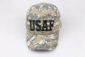 Détail de casquette tactique camouflage avec broderie USAF noire en relief 3D