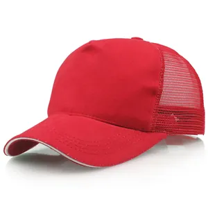 Gorra trucker roja de 5 paneles con rejilla y ribete blanco en la visera curva clásica