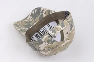 Vue détaillée de la casquette camouflage avec doublure ARMY et sangle réglable