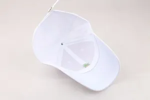 Gros plan des coutures internes et de la broderie ananas sur la casquette blanche