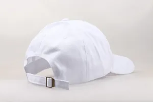 Vue détaillée arrière d'une casquette blanche en coton avec sangle réglable et boucle métal