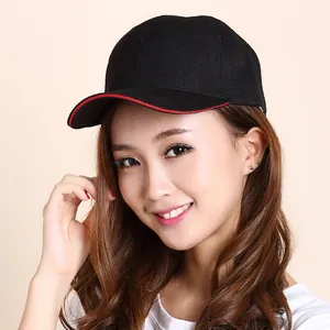 Klassische schwarze 6-Panel Baumwoll-Baseballkappe mit kontrastierendem rotem Sandwich-Schirm