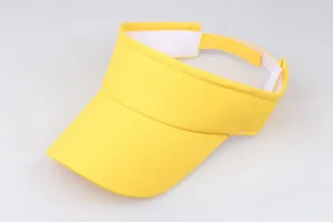 Détail de la visière jaune pour enfants montrant le réglage velcro et la bande anti-sueur