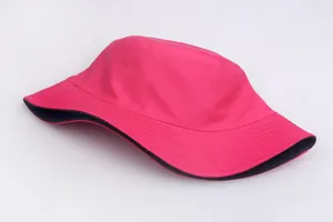 Detail eines pink-schwarzen Fischerhutes aus Baumwolle mit feinen Nähten und Textur