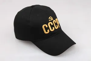 Detail van gouden CCCP-borduurwerk met hamer en sikkel op zwarte katoenen honkbalpet