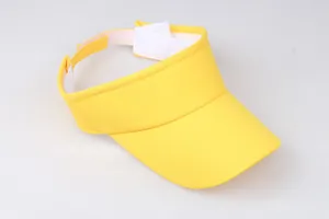 Détail d'une visière jaune avec fermeture réglable par bande auto-agrippante blanche