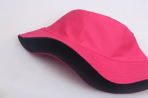 Detailansicht eines pinken Anglerhuts aus Baumwolle mit verstärkten Nähten und schwarzem Futter