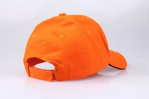 Detailansicht der orangefarbenen Baumwollkappe mit Klettverschluss und schwarzem Schirmrand