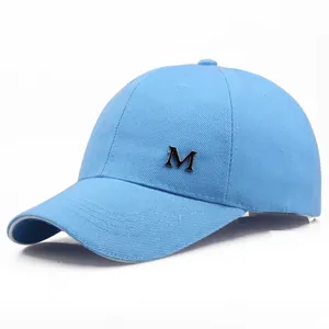 Berretto da baseball in cotone azzurro con logo M in metallo e visiera curva parasole