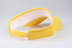 Détail de la visière pare-soleil jaune avec doublure en maille et sangle velcro réglable