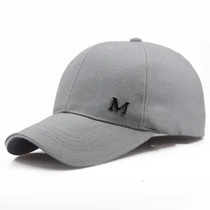 Berretto da baseball grigio in cotone con lettera M metallica e visiera curva strutturata