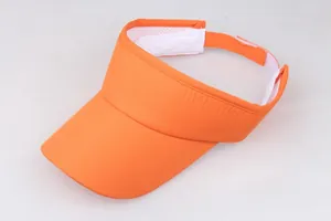 Détail d'une visière orange avec bande anti-transpiration et fermeture velcro réglable