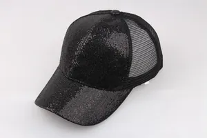 Nahaufnahme der schwarzen Pailletten-Baseballkappe mit atmungsaktivem Mesh-Rücken
