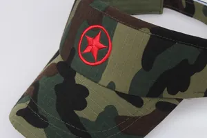 Gros plan détaillé d'une visière camouflage avec broderie d'étoile rouge et texture coton
