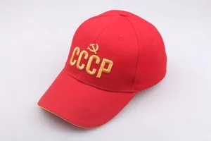Detail van het gouden CCCP-borduurwerk met hamer en sikkel op een rode sportieve pet