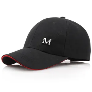 Berretto da baseball nero con logo M argento, bordo rosso e design minimalista parasole