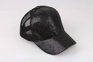 Detail von schwarzen Pailletten und atmungsaktivem Mesh auf der modischen Baseballkappe