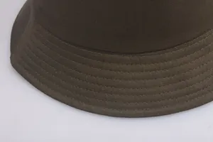 Detailaufnahme des dunkeloliven Fischerhutes aus Baumwolle mit präzisen Parallelnähten
