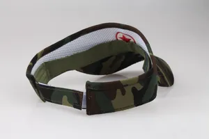 Détail de la visière camouflage avec doublure en maille respirante et velcro réglable