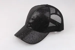 Detail der schwarzen Pailletten-Baseballkappe mit atmungsaktivem Mesh und Pferdeschwanz