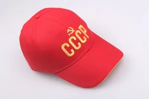 Gedetailleerd zicht op het gele CCCP-borduurwerk op een rode katoenen baseballpet