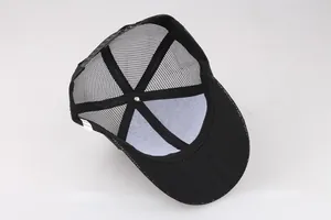 Innendetail einer schwarzen Mesh-Trucker-Cap mit Innennähten und Pflegeetikett