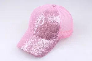 Detaillierte Seitenansicht der rosa Pailletten-Baseballkappe mit atmungsaktivem Mesh-Rücken