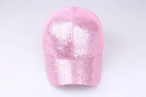 Detailansicht der rosa Pailletten und des atmungsaktiven Netzes der Glitzer-Baseballkappe