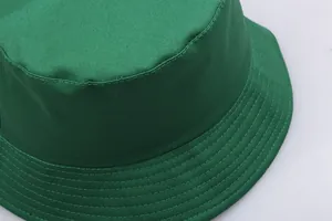 Detail eines grünen Baumwoll-Anglerhuts mit verstärkten Nähten und Twill-Stoffstruktur