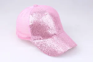 Detail der pinkfarbenen Pailletten-Trucker-Mütze mit Glitzerstruktur und Mesh-Rückseite