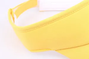 Detailansicht eines gelben Sonnenvisiers aus Baumwolle mit Naht und verstellbarem Riemen
